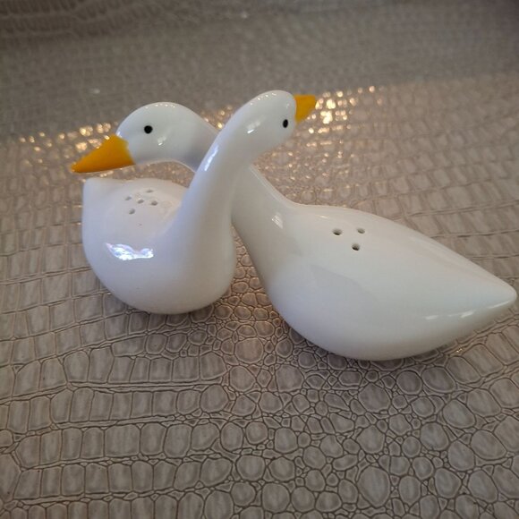 Vintage Avon Ceramic Duck/Goose Hugging Salt & Pepper Shaker Set - Picture 3 of 6